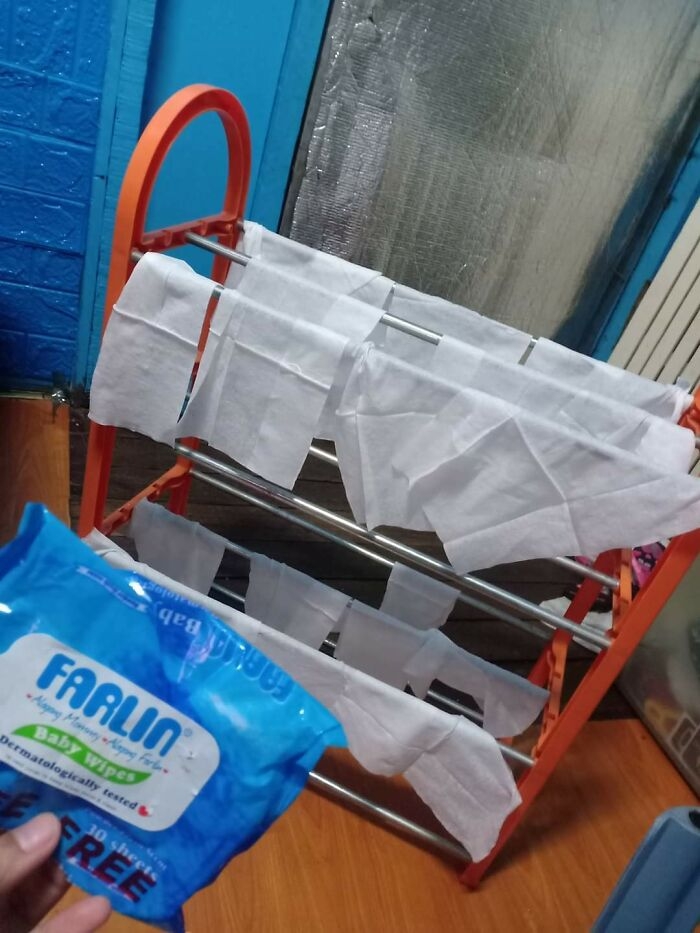 Con gái tôi chăm chỉ đến nỗi nó còn giúp tôi phơi khô khăn ướt.