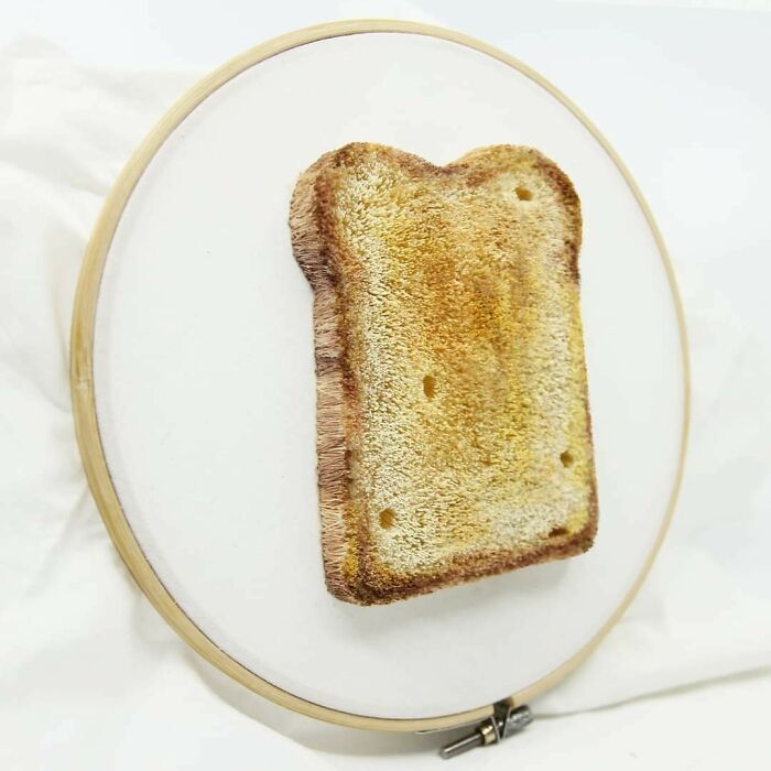 Bức tranh thêu hình bánh mì nướng tinh xảo đến nỗi ai cũng nhầm.