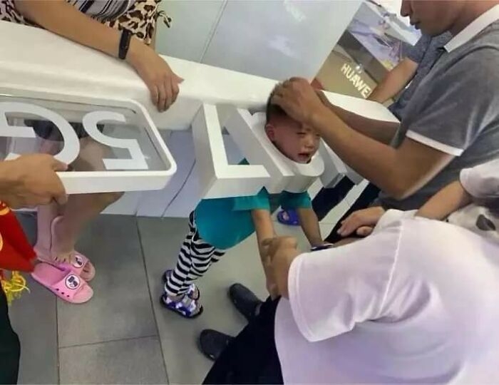 Lại thêm một trò nghịch ngợm gây thót tim cho bố mẹ.