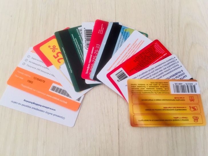 Các loại thẻ, card visit cũ, quá hạn sử dụng cũng nên dọn khỏi ví, túi xách và các góc trong nhà.