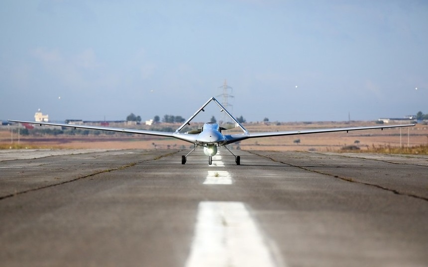 Máy bay không người lái quân sự Bayraktar TB2 của Thổ Nhĩ Kỳ hạ cánh trên sân bay. Ảnh: Anadolu.