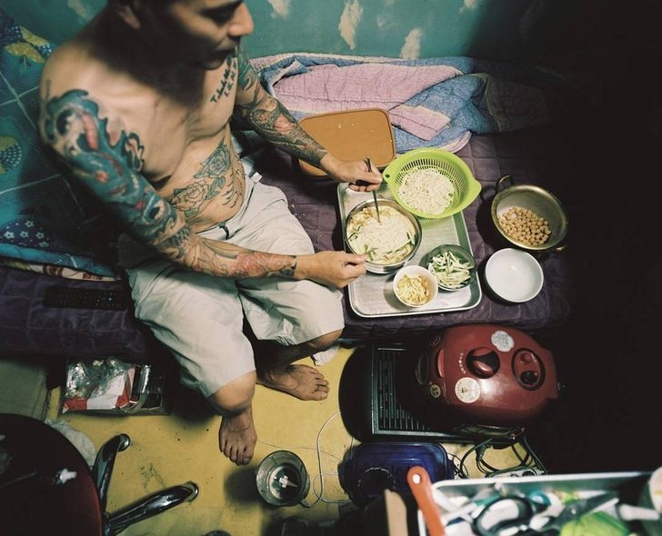 Các hoạt động nấu ăn, sinh hoạt, ngủ đều trong căn phòng này.