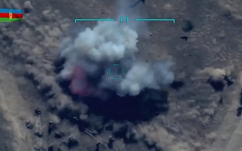 Cảnh tượng sau khi UAV của Azerbaijan khóa mục tiêu rồi phóng rocket vào một xe tải quân sự của phe Armenia ở vùng Nagorno-Karabakh (ảnh trích xuất từ video clip của Bộ Quốc phòng Azerbaijan).