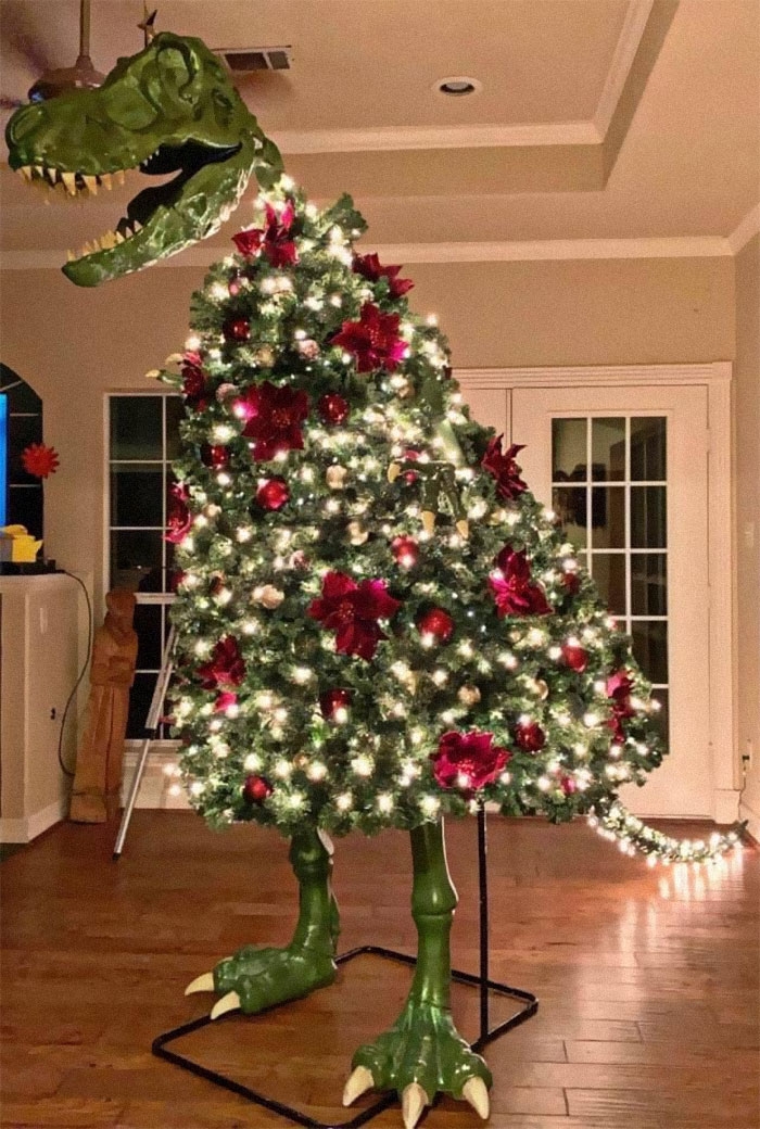 Gia chủ trang trí cây thông Noel đảm bảo không đụng hàng ai. Chú khủng long xanh đảm bảo gây ngỡ ngàng cho mọi vị khách khi bước chân vào nhà.