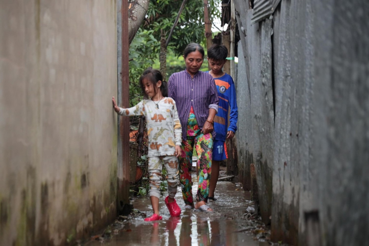 Chị Phượng và 2 cháu.