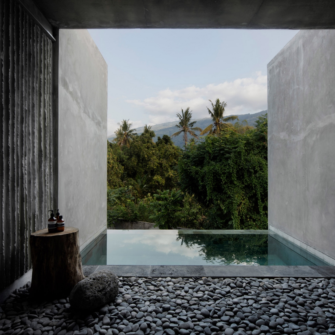 Khách sạn The Tiing ở Bali thực hiện bởi kiến trúc sư Nic Brunsdon. Khách sạn xây dựng theo kiểu boutique trong một cánh rừng già ở phía Bắc Bali. Khách sạn có 14 phòng, được nhận xét là có sự kết nối mạnh mẽ với thiên nhiên.