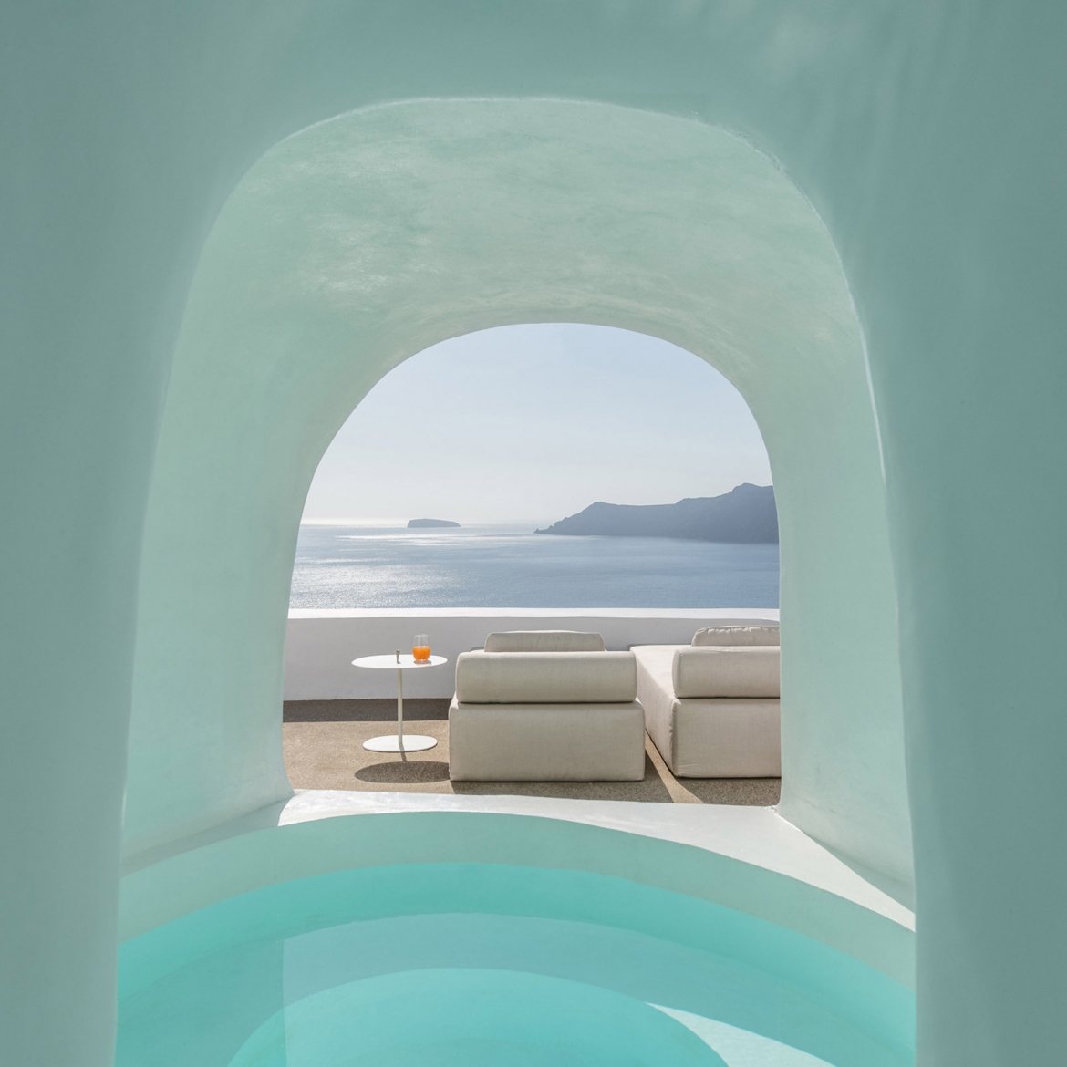 Khách sạn Saint ở Hy Lạp bởi kiến trúc sư Kapsimalis. Ông đã đào một ngọn núi đá ở Santorini để xây dựng một khách sạn độc đáo với tầm nhìn ra biển. 