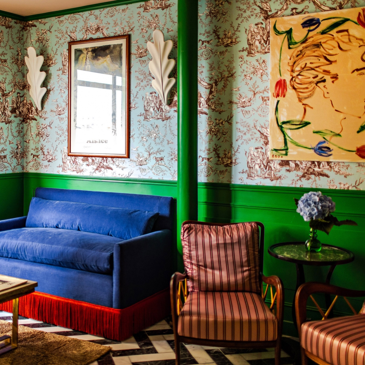 Khách sạn Les Deux Gares ở Pháp bởi kiến trúc sư Luke Edward Hall. Khách sạn mang tinh thần Paris cổ điển, với sofa hoạ tiết, giấy dán tường hoa văn, màu sắc sặc sỡ, và đặc biệt được thực hiện tỉ mỉ bằng tay.