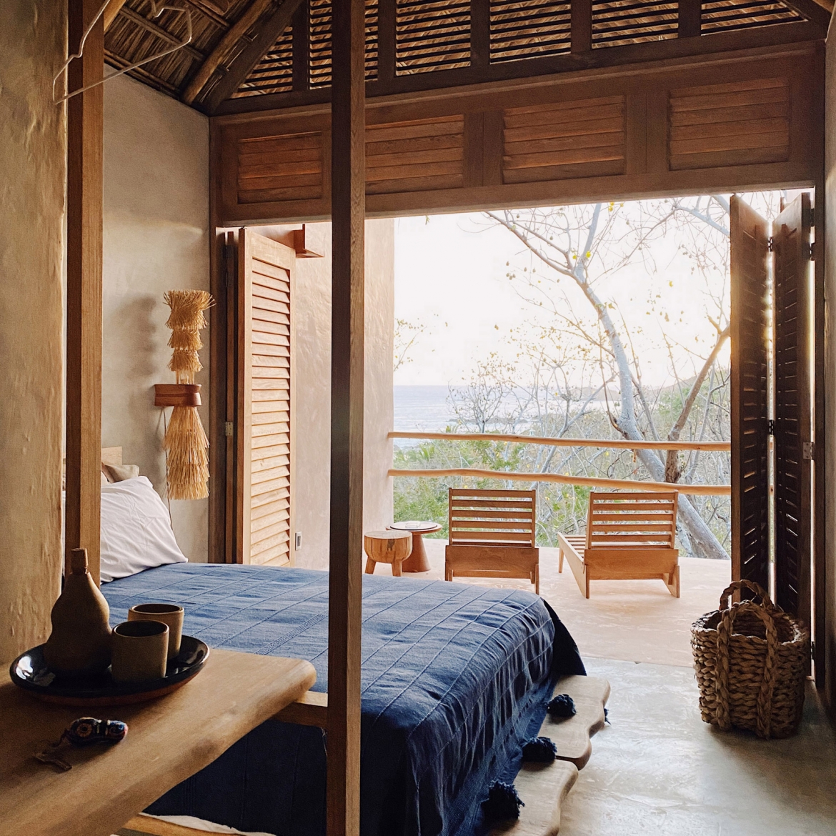 Khách sạn Monte Uzulu ở Mexico thực hiện bởi Taller Lu'um and At-te. Khu rừng già bao quanh khách sạn giúp du khách hoà hợp trọn vẹn với thiên nhiên, một số căn phòng có tầm nhìn ra biển Thái Bình dương. Các vật dụng, nội thất trong khách sạn cũng đều sử dụng nguyên vật liệu từ địa phương như tre, nứa, cọ... Thậm chí nguyên liệu tẩy rửa cũng có nguồn gốc thiên nhiên như nước rửa chiết xuất từ trái chanh xanh...