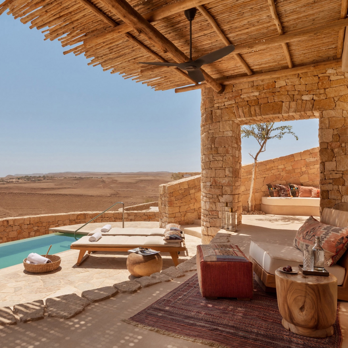 Khách sạn Six Senses Shaharut tại Israel, bởi kiến trúc sư Plesner. Khách sạn được xây dựng trên sa mạc Negev, với chất liệu đá vôi và đá núi lửa ốp mặt tiền, tường thạch cao và hồ bơi xanh biếc nhìn ra sa mạc mênh mông.