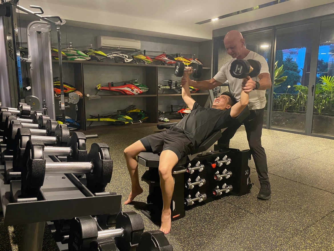 Cường Đô La còn dành một không gian rộng để làm phòng tập gym ngay tại nhà mỗi khi có thời gian rảnh rỗi.