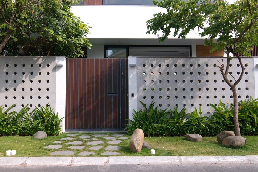 Cần yên tĩnh, kín đáo, hướng nội là tinh thần của thiết kế. Chính vì vậy ở ngoài, công trình sử dụng nhiều mảng đặc để có sự riêng tư.