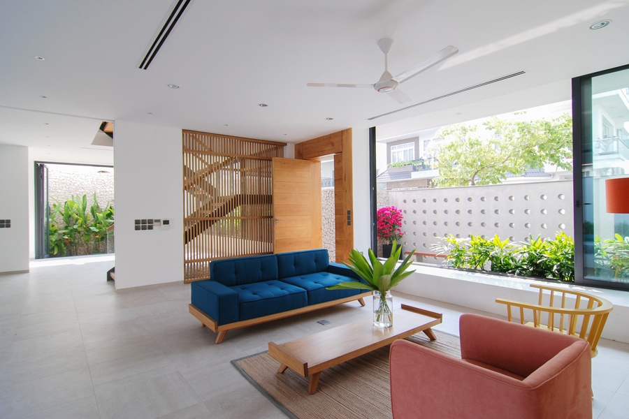 Phòng khách được đặt bên một ô cửa sổ lớn, tràn ngập ánh sáng tự nhiên. Các không gian được tổ chức kết nối, liên thông để tạo sự thoáng mở.