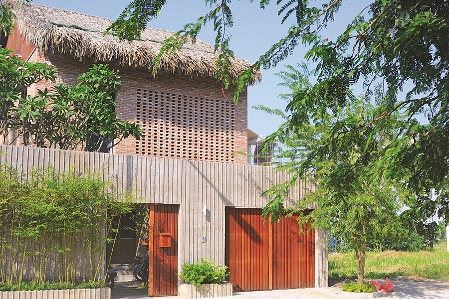 Ngôi biệt thự nằm ở huyện Nhà Bè, thành phố Hồ Chí Minh trong một khu dân cư mới có mật độ xây dựng chưa cao; được thiết kế vừa là nhà ở, vừa là văn phòng làm việc cho một cặp vợ chồng đều là kiến trúc sư. Công trình có quy mô vừa phải (3 tầng), có sân vườn và điều gây lạ mắt, ấn tượng là bộ mái lá. Cùng với những mảng tường gạch mộc không trát, công trình gợi cảm giác về những kiến trúc dân gian truyền thống kết hợp với đường nét và không gian hiện đại.