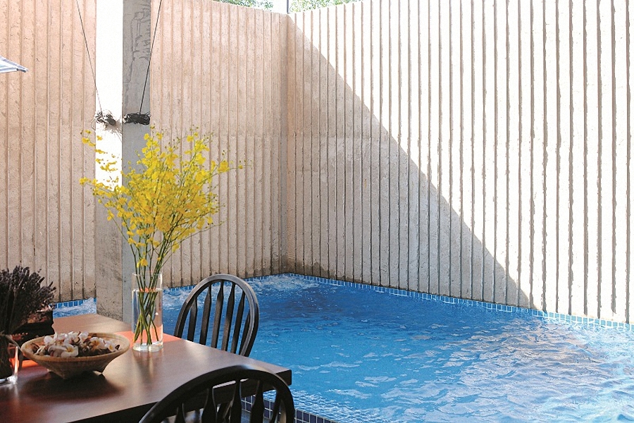 Kế bên bàn ăn có một hồ bơi nhỏ vừa để thư giãn, vừa có tác dụng giải nhiệt cho không khí trong những ngày nóng.