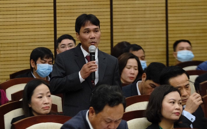 Chủ tich xã Xuân Đình Nguyễn Văn Tín trả lời chất vấn về tình trạng khai thác cát trái phép trên sông Hồng qua địa bàn xã.