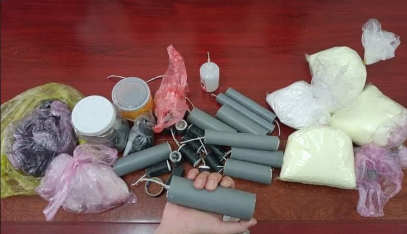 Công an thu giữ số pháo tự chế cùng các tang vật dùng để chế tạo pháo (Ảnh: CACC)
