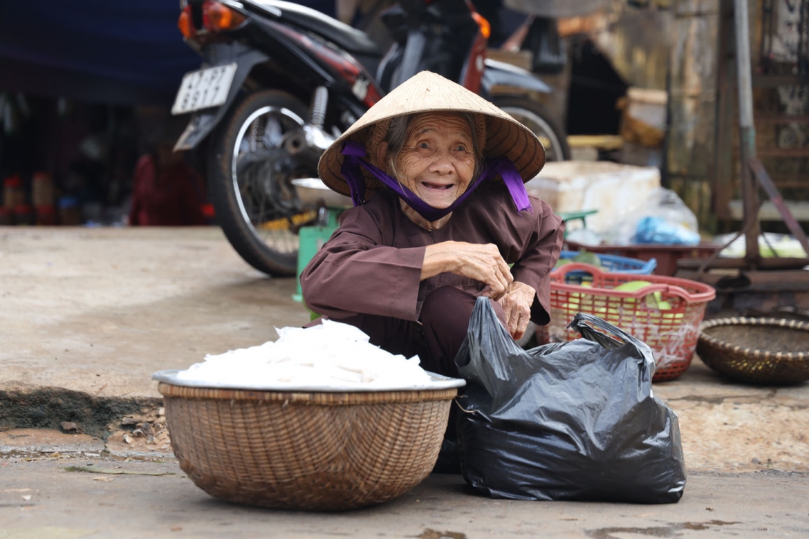Cụ Tèo móm mém bên gánh kẹo ú.