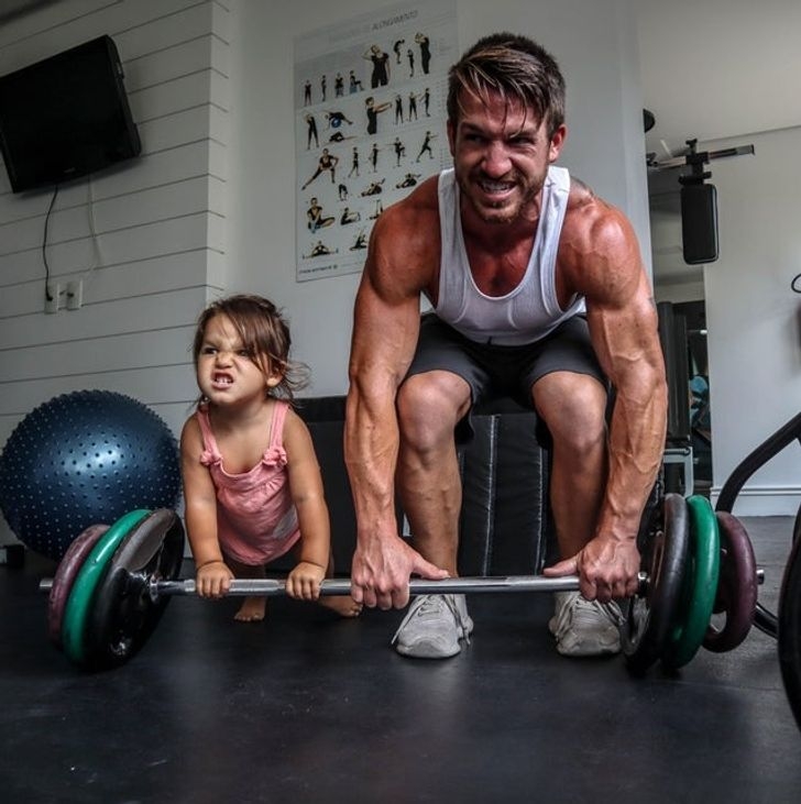 Nhìn cô bé còn nỗ lực và quyết tâm hơn người cha "gymer".