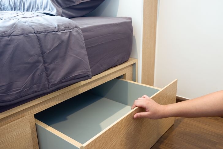 Giường nên là loại giường thông minh khi tích hợp các ngăn chứa đồ. 