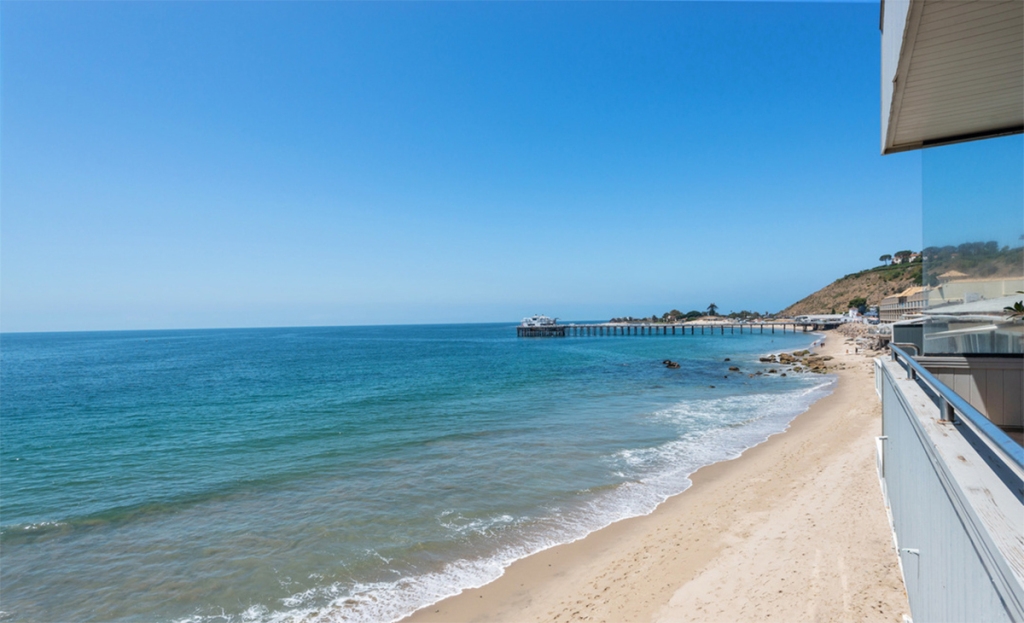 Căn nhà tọa lạc tại một trong những khu vực đẹp nhất tại Malibu, ngay sát biển nhưng vẫn thuận tiện giao thông và gần điểm đỗ xe. Tầng cao giúp căn nhà đảm bảo tính riêng tư, tránh tầm nhìn của du khách.