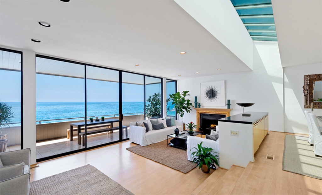 Với diện tích gần 190m2, căn nhà có 2 phòng ngủ và 3 phòng tắm. Phòng khách có lò sưởi lớn, vách kính từ trần đến sàn tạo tầm nhìn toàn cảnh hướng ra biển.