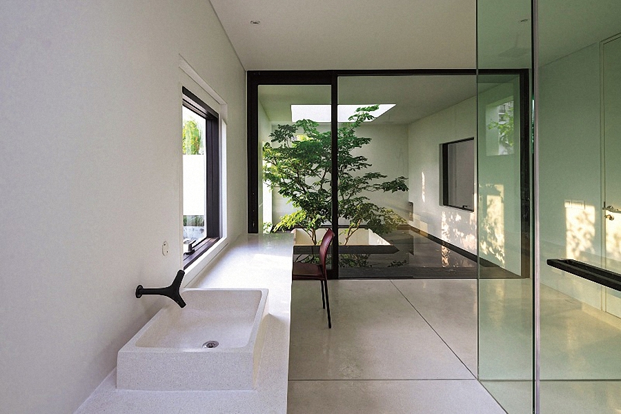 Phòng vệ sinh rộng rãi. Nhờ những khoảng mở lớn, đón được nhiều ánh nắng, thông thoáng nên cây xanh trong nhà luôn tươi tốt./.
​​​​​