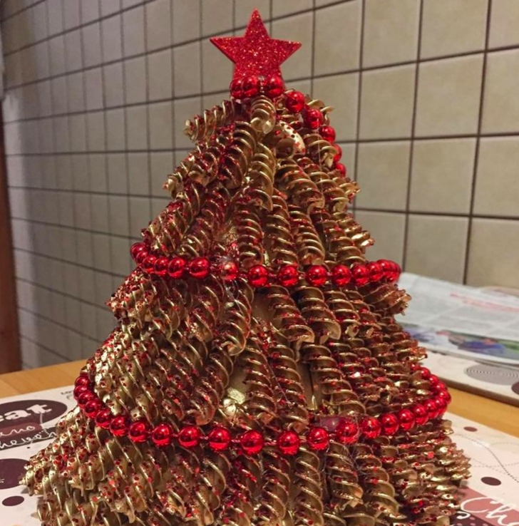 Có ai nhận ra cây thông Noel đặc biệt này làm từ pasta.