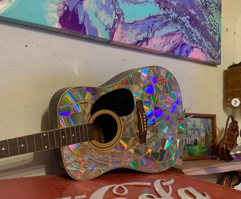 Cây đàn ghép từ vô số mảnh đĩa CD.