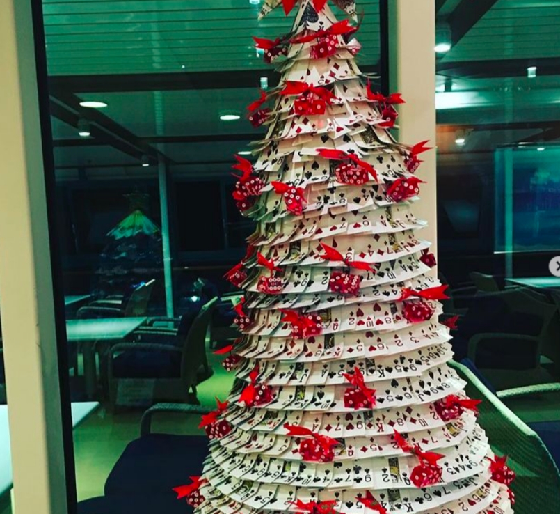 Hàng trăm quân bài xếp thành cây thông Noel không đụng hàng.