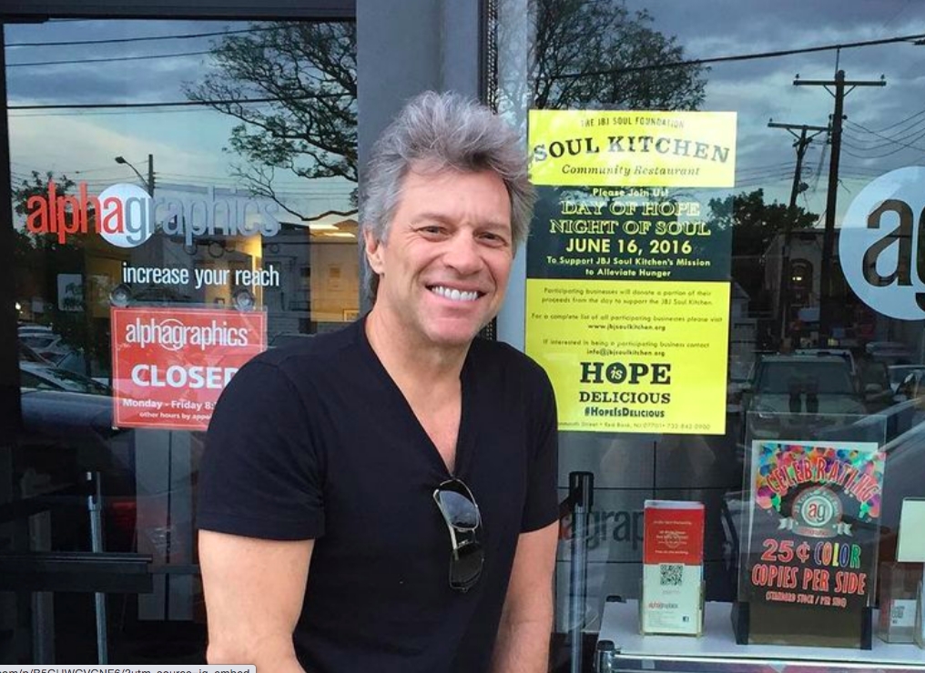 Và đây là huyền thoại Bon Jovi với nhà hàng miễn phí dành cho người nghèo./.