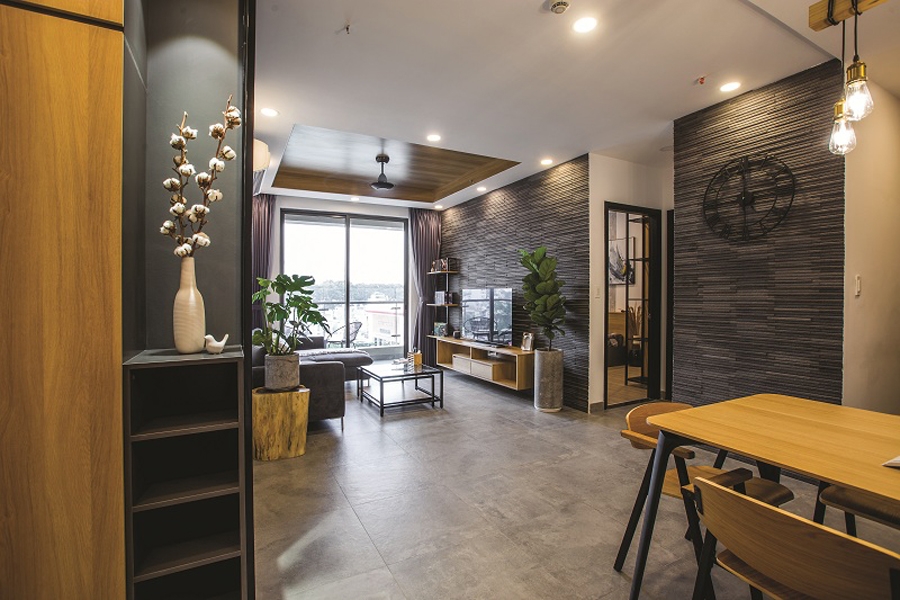 Căn hộ rộng 95m2 nằm trên tầng cao của một tòa chung cư ở trung tâm thành phố; được hoàn thiện nội thất với phong cách hiện đại phù hợp với lối sống đô thị. Tuy nhiên chủ nhà là người trầm tính, ưa sự yên tĩnh nên mong muốn không gian sống của mình đáp ứng được điều đó.