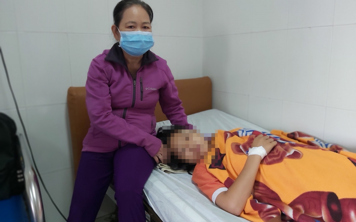 Em N đang được bà Ngoại chăm sóc. (Ảnh: Khánh Ngọc)