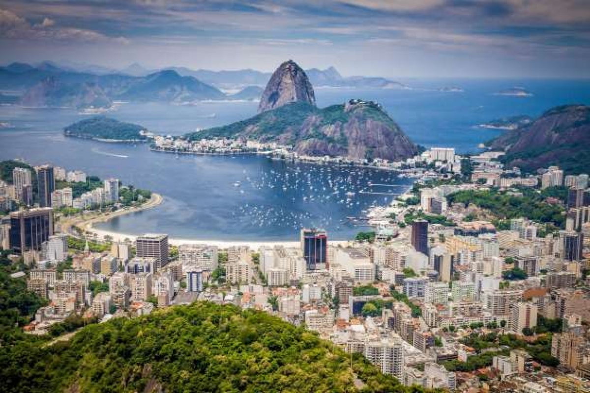 Hầu hết những người sống ở Brazil đều mặc trang phục màu trắng vào dịp cuối năm với mong ước sẽ có một năm mới suôn sẻ và bình an.