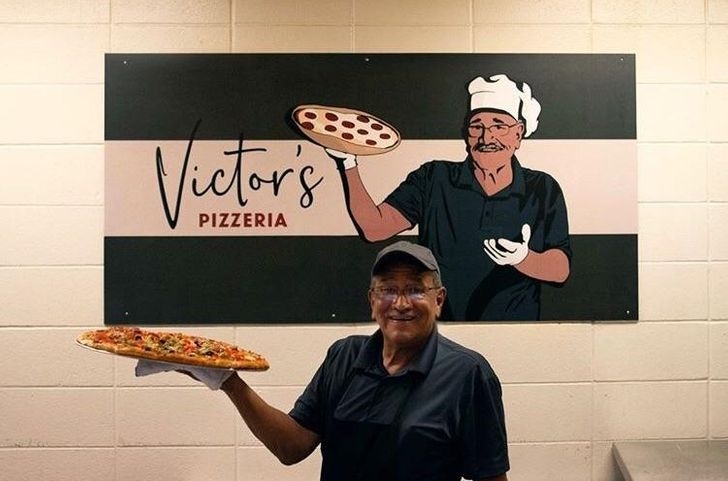 Tấm biển tri ân người đầu bếp làm món pizza ở trường đại học. Hãy nhìn xem nụ cười đầy tự hào của ông ấy.