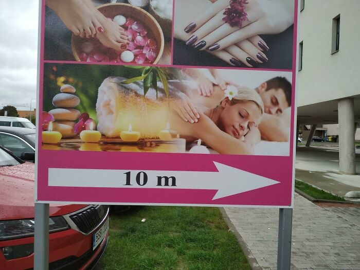 Một nhân vật nghịch ngợm nào đó đã dán hình miếng cá cuộn lên thân hình của cô người mẫu này.