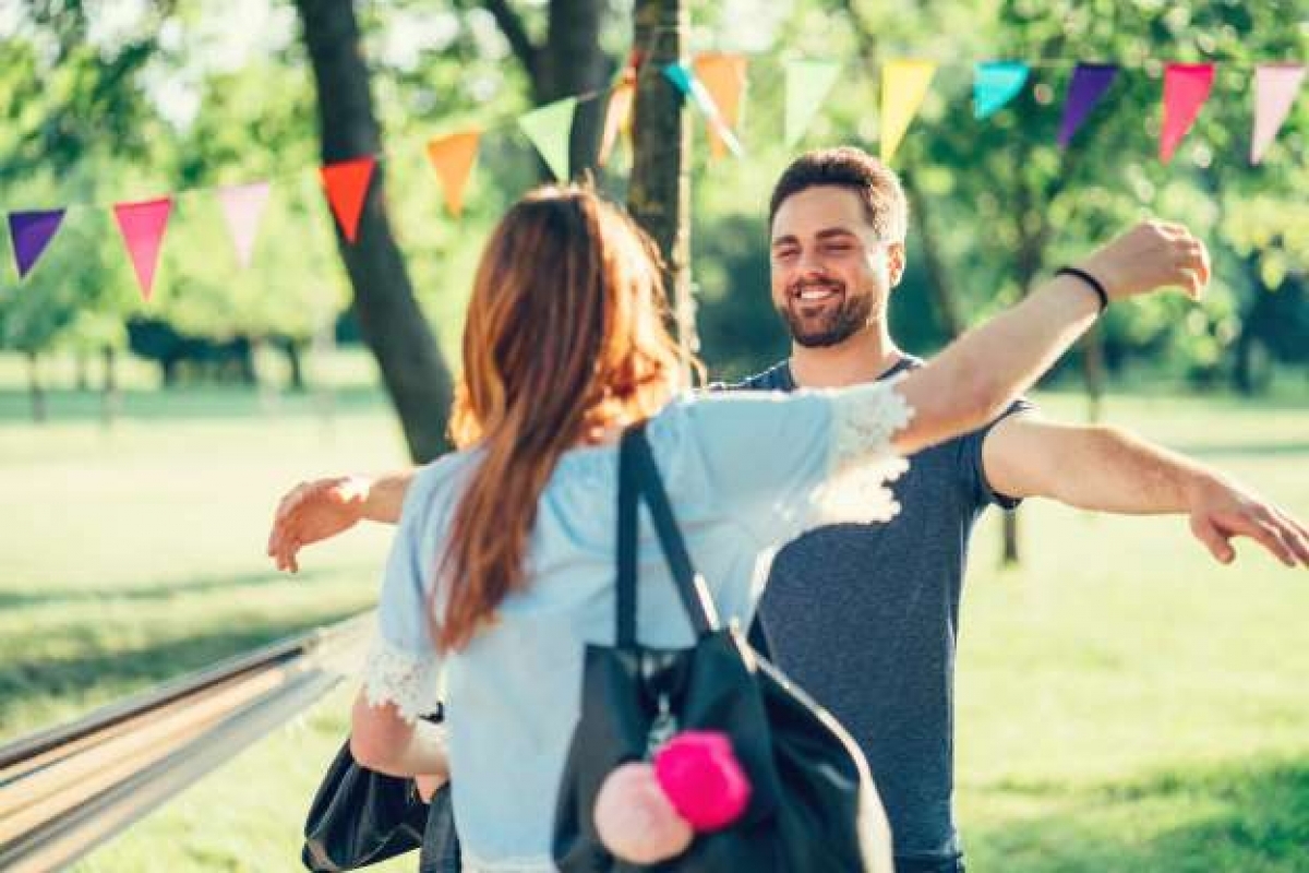 Một số nơi tin rằng người đầu tiên bạn ôm và nói: "Chúc mừng năm mới" sẽ là người mà bạn yêu.