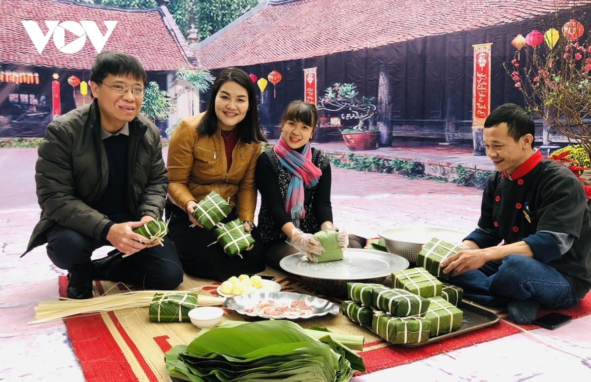 Mọi người thích thú với những chiếc bánh do tự tay mình làm