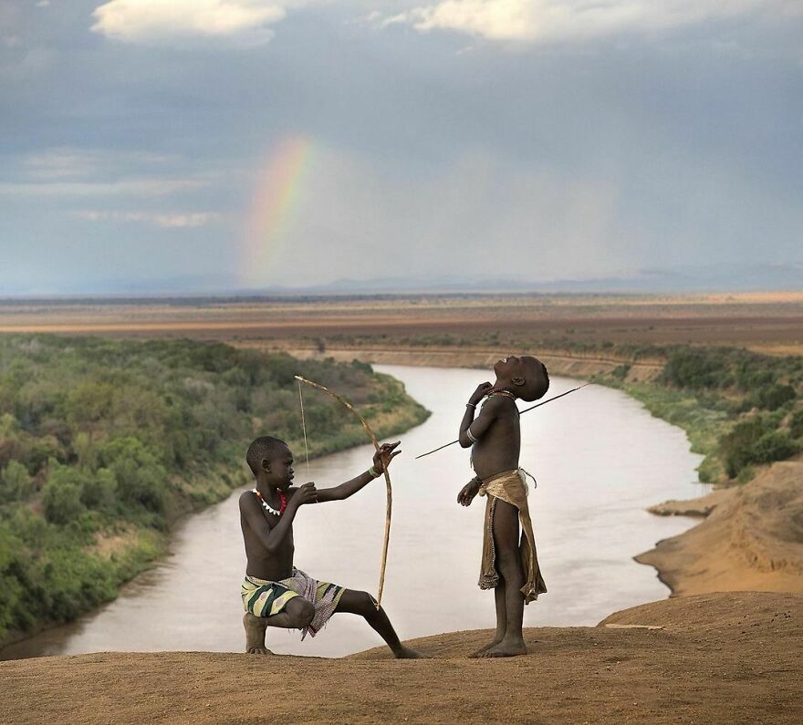 Trò đùa của hai cậu bé ở đất nước Ethiopia.