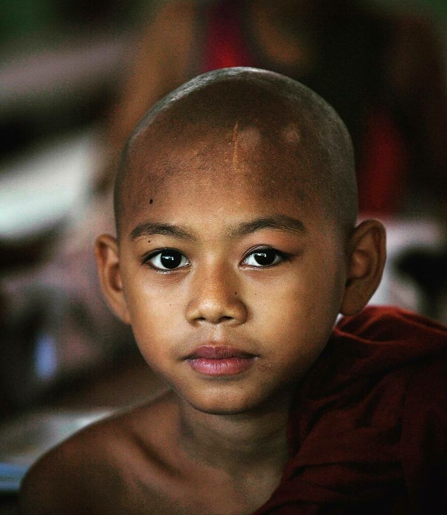 Ánh nhìn cương nghị của một tiểu tăng người Myanmar.