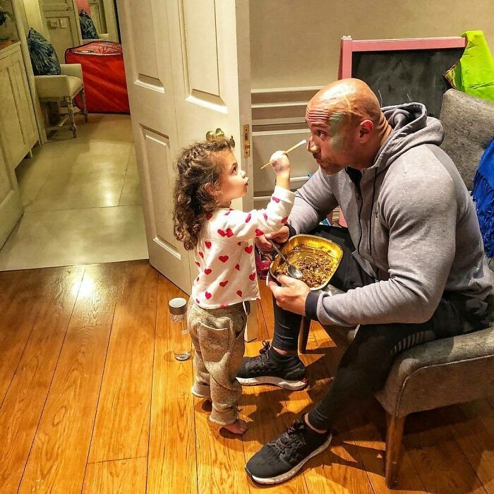 Oai hùng trên màn ảnh là thế, ngoài đời, The Rock cũng phải chịu trận trước con gái nhỏ.