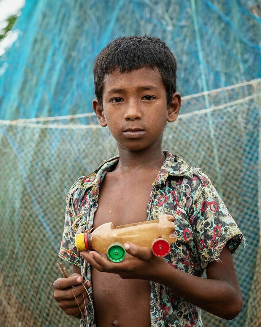 Món đồ chơi tự chế của cậu bé nghèo ở Bangladesh.