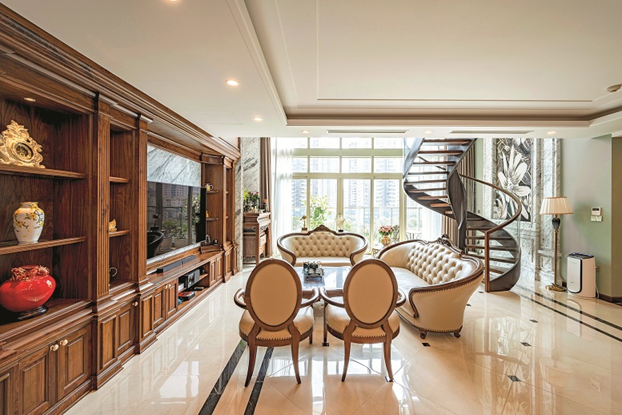 Phong cách tân cổ điển vốn đề cao tính đối xứng; tuy nhiên để phù hợp với một căn hộ nhà ở, các kiến trúc sư đã xử lý rất linh hoạt để vẫn giữ tinh thần đó mà thích ứng với những đặc điểm khác biệt của không gian căn hộ. Những chi tiết đặc trưng của phong cách được sử dụng hợp lý, không rườm rà và phô trương. Đặc biệt trong không gian chính, một chiếc cầu thang thép xoắn được thiết kế như một điểm nhấn phá cách mang sắc thái hiện đại.