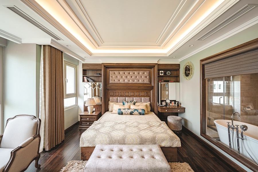 Phòng vệ sinh kế bên phòng ngủ được ngăn cách bằng một vách kính lớn, phô bày nội thất và kết nối hai không gian. Bên trong có một bức rèm để linh hoạt khi sử dụng.