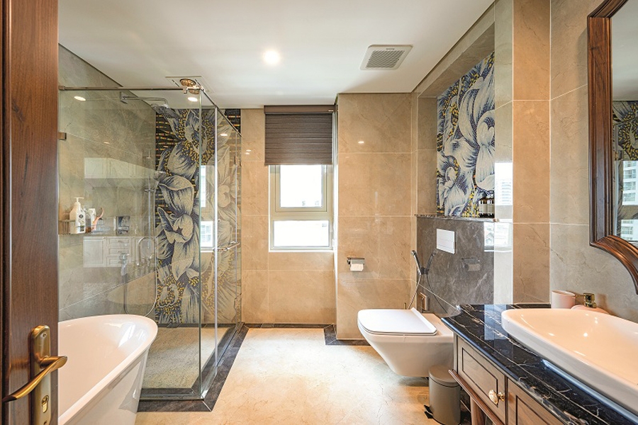 Phòng vệ sinh trong phòng ngủ chính hiện đại, tiện nghi với những mảng ốp hoa văn duyên dáng./.