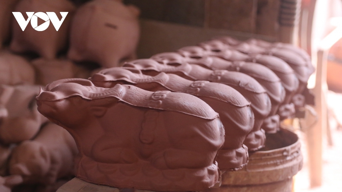 After being removed from the mold, the buffaloes-shaped items are dried for a period of six to eight hours before being placed in the kiln.