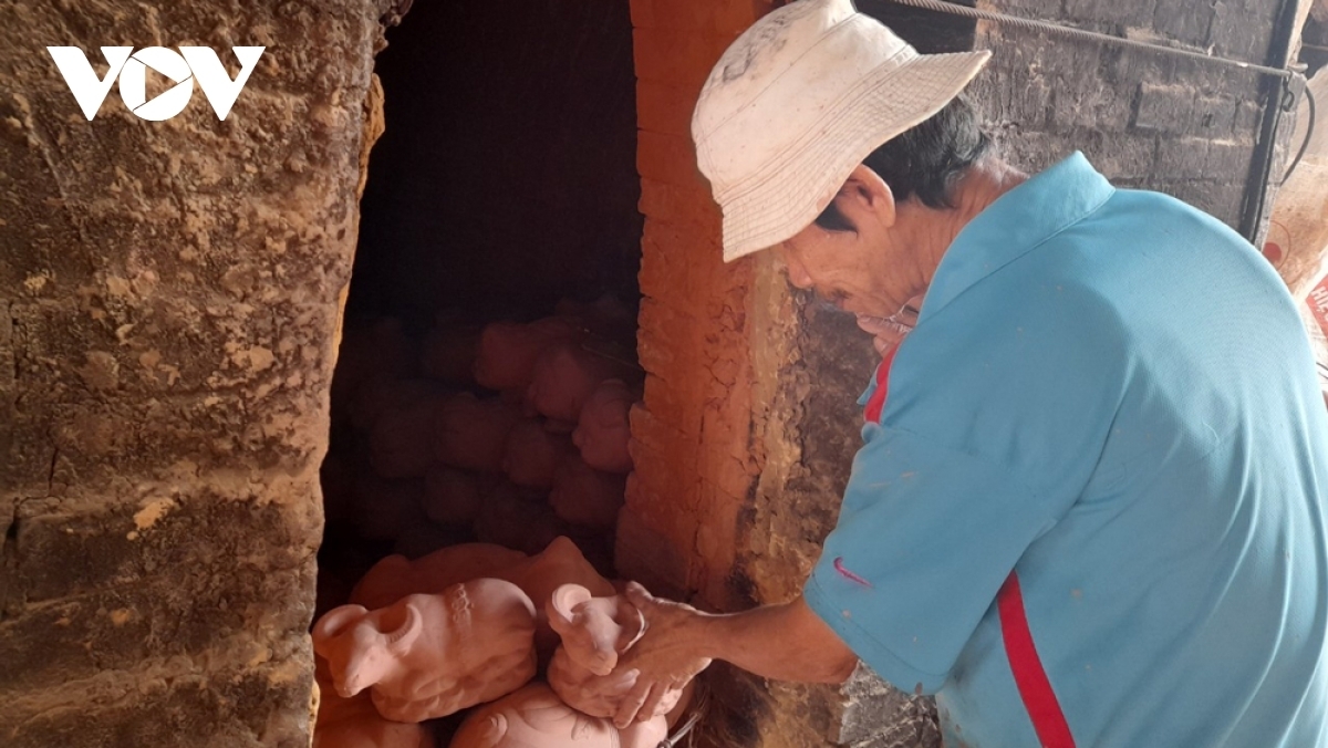 According to local artisan Phan Van Hiep, a kiln is capable of accommodating 3,000 to 4,000 items in roughly seven hours each.