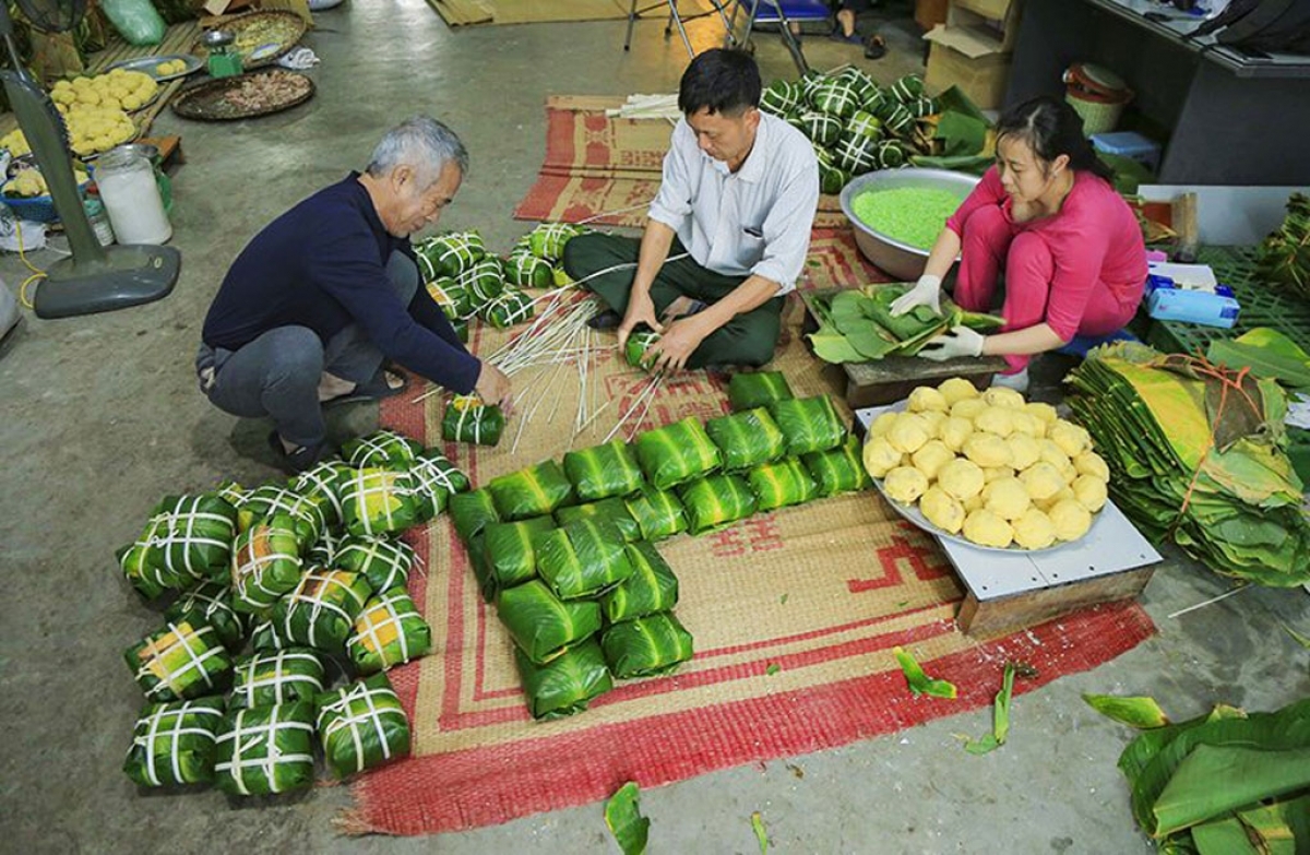 Tranh Khuc village in Thanh Tri district on the outskirts of Hanoi is famous for producing Chung cake, the traditional food of Tet. With the festival fast approaching, these days see artisans hurriedly wrap cakes as they prepare items for the special occasion.