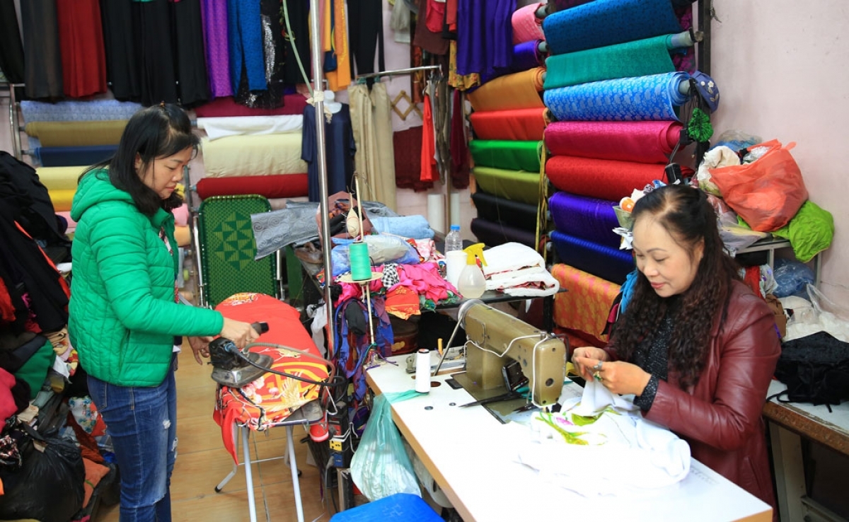 Artisans in Van Phuc ward of Ha Dong district meticulously create Ao Dai, a Vietnamese traditional long dress, in order to meet the increase in orders with Tet drawing near.