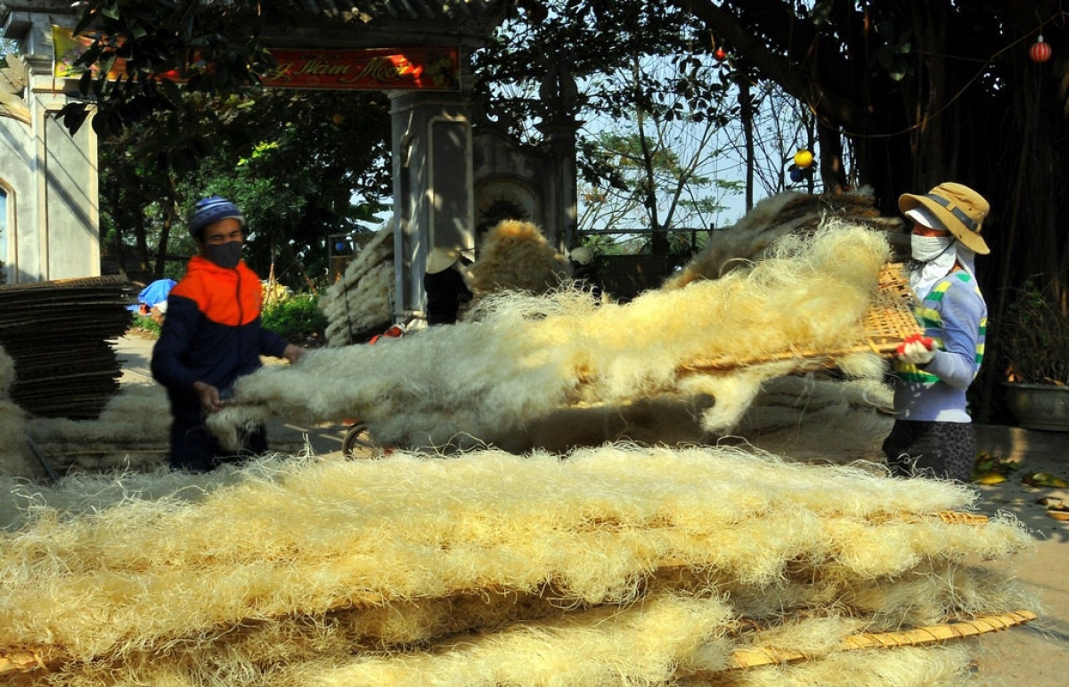 Locals in Cu Da village of Cu Khe commune in Thanh Oai district dry mien dong, also known as canna vermicelli, a traditional food during Tet.